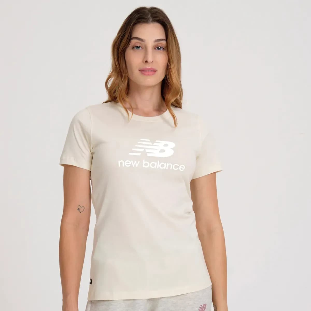 Camiseta Essentials Feminina Branco Linho New Balance