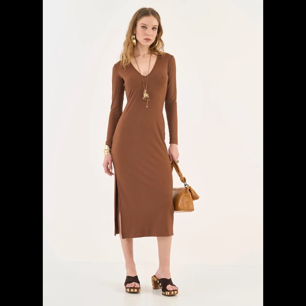 Vestido Canelado Midi Manga Longa Com Fenda Colcci